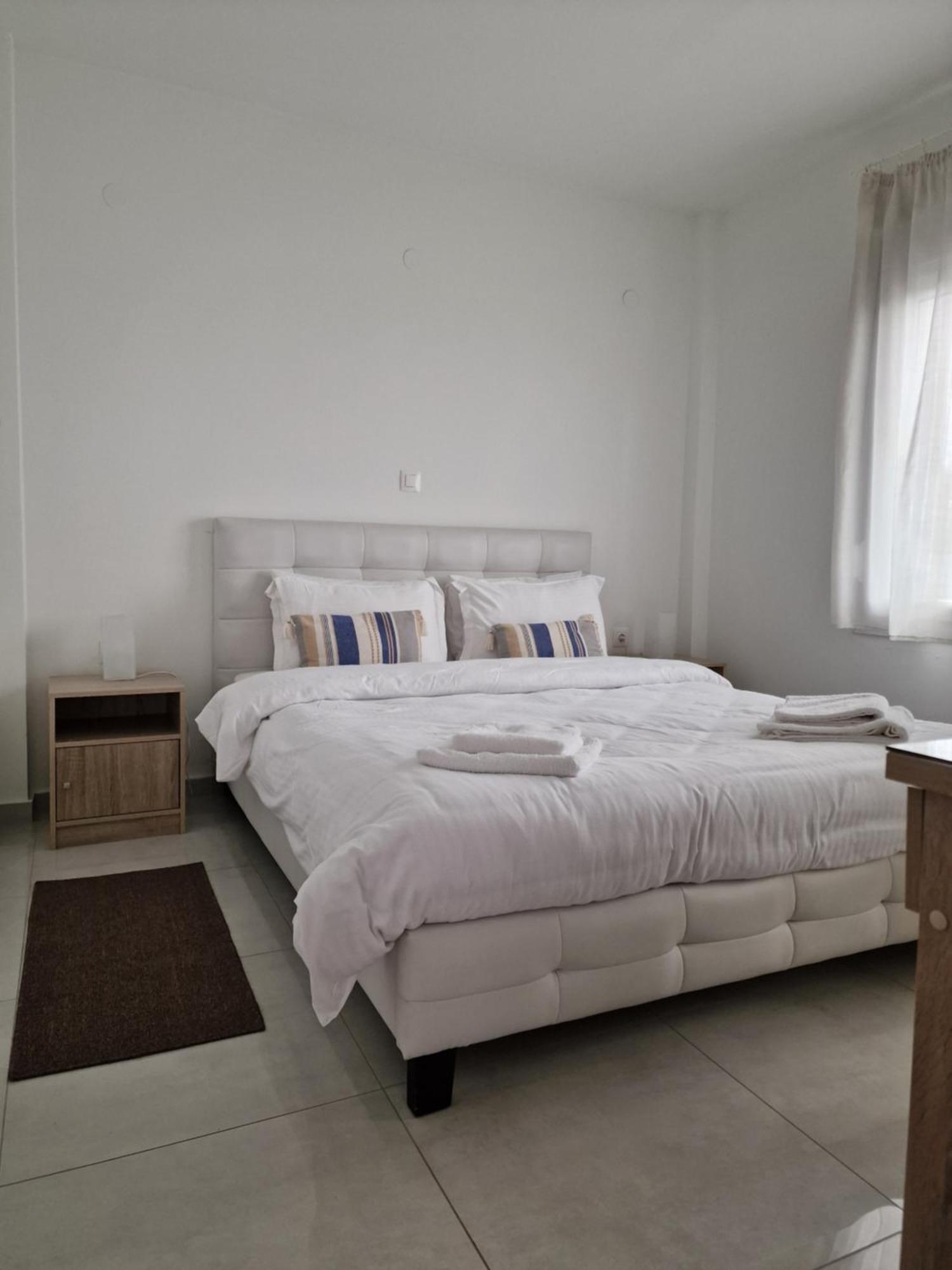 By The Sea Appartement Peraía Kamer foto