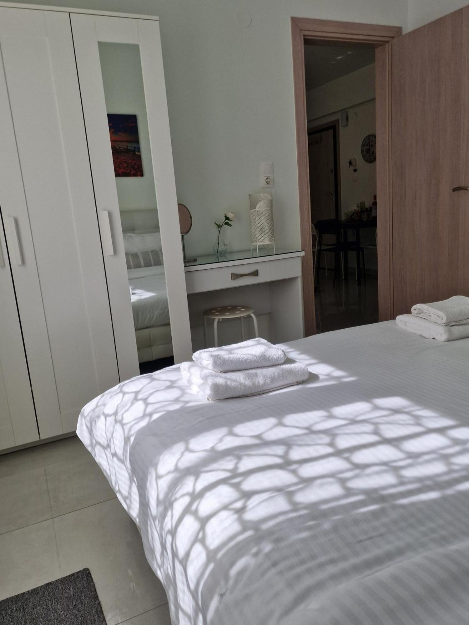 By The Sea Appartement Peraía Kamer foto
